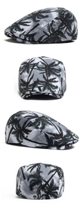 Dettaglio del cappello piatto in cotone tie-dye con palme nere e fibbia in metallo