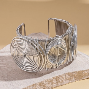 Détail du bracelet manchette argenté multicouche avec spirale et cristal étincelant