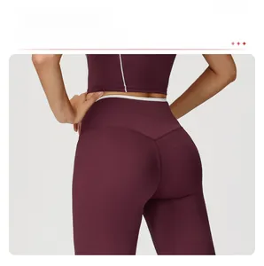 Detail van de achterste V-naad en het liftende effect van de donkerrode yoga-legging