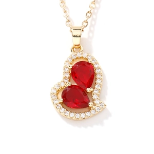 Elegante collana con ciondolo a cuore dorato, pietre rosse a pera e cristalli bianchi
