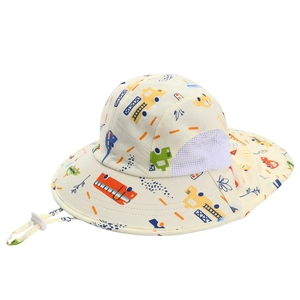 Détail du chapeau soleil enfant avec motifs véhicules, maille respirante et protège-cou