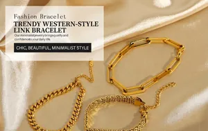 Trois bracelets en acier inoxydable doré sur tissu de soie luxueux, style minimaliste
