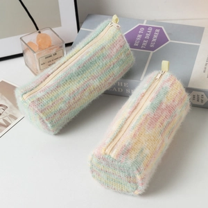 Trousse à crayons arc-en-ciel en peluche à rayures de grande capacité et texture douce