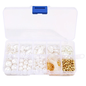 Detailoverzicht van een 10-vaks DIY-set met barokke parels en metalen kralen
