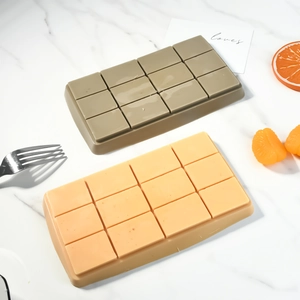 Primer plano del molde de silicona para chocolate de 12 cavidades en gris y naranja
