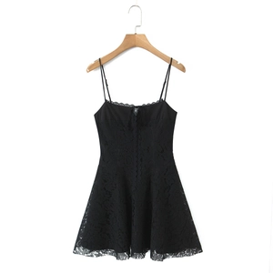 Mini robe noire en dentelle pour femme avec broderies florales et fines bretelles