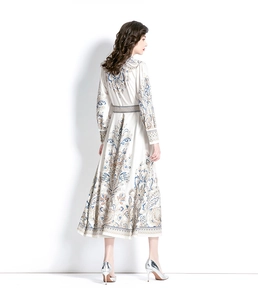 Detailansicht des Paisley-Musters am Langarm-Midikleid mit tailliertem Schnitt