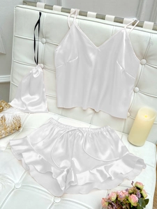 Dreiteiliges Satin-Pyjama-Set mit Camisole, Shorts mit Rüschen und passendem Kordelzugbeutel