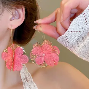 Boucles d'oreilles fleurs roses style coréen avec bordure dorée et pétales voilés