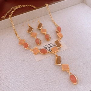 Dettaglio del set di gioielli vintage francese con cristalli geometrici e strass