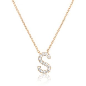 Dettaglio macro della collana con pendente lettera S in oro rosa e pietre di zirconia bianche
