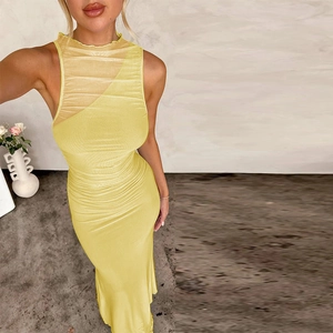 Détail de la robe sans manches jaune élégante avec plis texturés et décolleté en tulle pur
