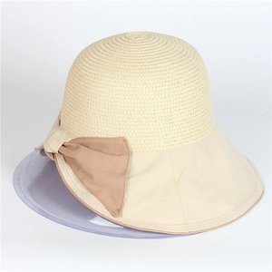 Eleganter Strohhut für Damen mit großer Schleife und breiter Krempe für den Sonnenschutz
