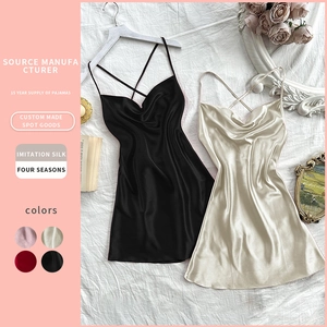 Nuisette luxueuse en satin avec bretelles croisées en noir et couleur champagne
