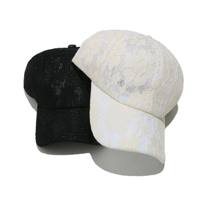 Berretti da baseball in pizzo floreale nero e beige con visiera per protezione solare