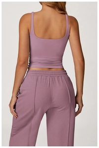 Détail d'un ensemble de yoga violet avec débardeur dos nageur et pantalon de jogging doux