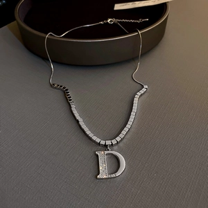 Collier minimaliste argenté avec pendentif lettre D serti de cristaux et chaîne box
