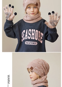 Detailopname van roze kinderwinterset met touchscreen handschoenen en gebreide muts