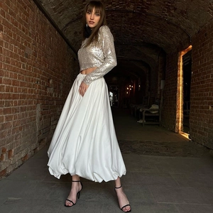 Detail van pailletten crop top met een witte satijnen maxi-rok voor vrouwen
