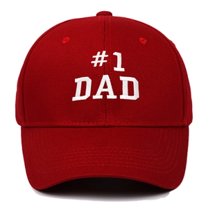 Detailaufnahme der #1 DAD Weißstickerei auf einer dunkelroten Baumwoll-Basecap