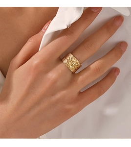 Gros plan détaillé d'une bague œil maléfique dorée avec des rayures verticales texturées