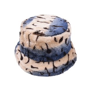 Winterlicher Plüsch-Anglerhut mit blau-weißem Batik-Kunstfell und abstrakten Notenmustern