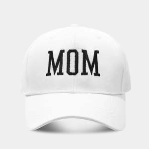 Detalle del bordado MOM en una gorra de algodón blanco con costuras de alta calidad