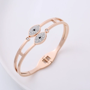 Dettaglio del bracciale occhio portafortuna in oro rosa con pavé di cristalli e cerniera