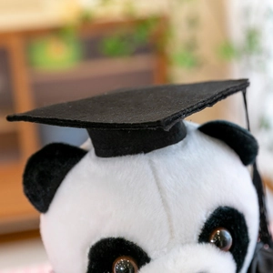 Adorable peluche de panda de remise de diplôme portant un chapeau de docteur noir à gland