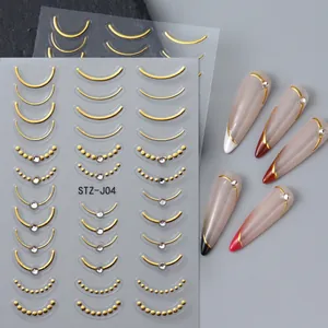 Détail de stickers nail art 5D avec lignes dorées et strass brillants sur l'ongle