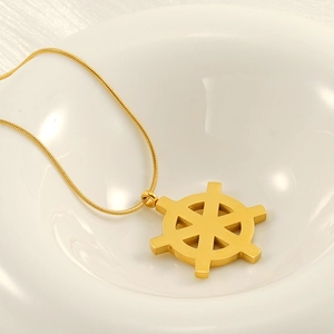 Collier élégant en acier inoxydable doré 18 carats avec pendentif gouvernail et chaîne serpent