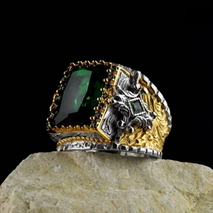 Adjustable men's vintage ring with rectangular emerald gemstone and gold-silver metal