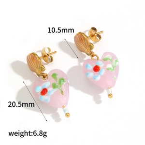 Boucles d'oreilles festonnées dorées avec cœurs en verre rose et motifs de fleurs bleues