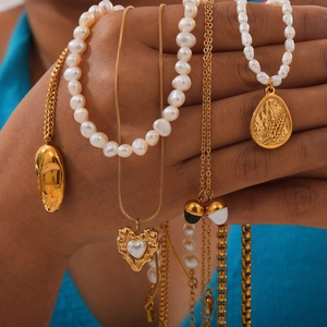 Gold-plated stainless steel necklace with freshwater pearls and heart relief pendants