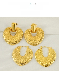 Vue détaillée des boucles d'oreilles cœur plaquées or 18 carats au fini martelé