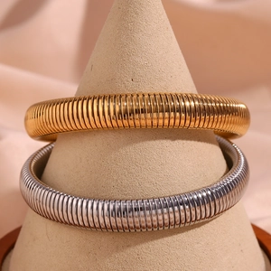 Détail de bracelets chaîne serpent élastique de 10mm en plaqué or et argent sur support