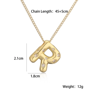 Dettaglio della collana con ciondolo lettera R dorata con dimensioni 2,1 cm x 1,8 cm