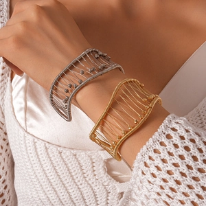 Détails de bracelets manchettes tissés avec perles en finitions dorée et argentée