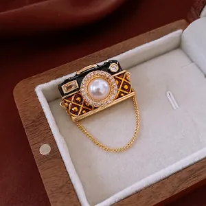 Vintage Camera Brooch With Imitation Artificial Pearl And Zircon Alloy Enamel Drip Oil Retro Fashion Clothing Accessory For Women