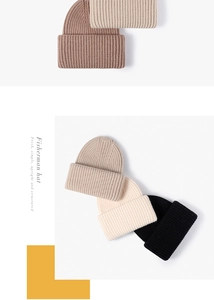 Detailaufnahme dicker gerippter Strickmützen in Erdtönen mit hochwertiger Textur