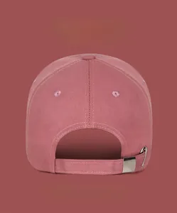 Vue arrière détaillée d'une casquette rose avec sangle réglable et boucle en métal