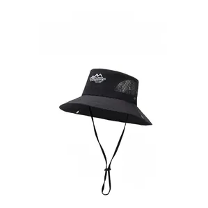 Détail d'un chapeau de soleil noir avec panneaux en maille et mentonnière réglable
