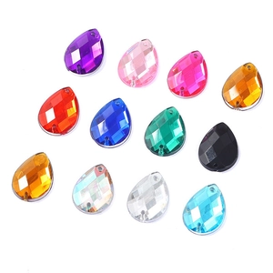 Strass in acrilico a goccia multicolore con due fori per progetti di cucito fai-da-te