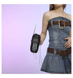 Détail du sac créatif en forme de téléphone rétro avec chaîne et clavier numérique