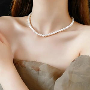 Gros plan d'un collier de perles blanches élégant montrant l'éclat et la texture