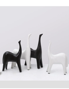 Moderne nordische Pferdefiguren aus Keramik in Schwarz und Weiß für Wohndeko