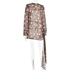 Vue détaillée de la robe marron à pois avec ourlet asymétrique et nœud à la taille sur le côté