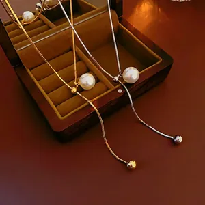 Adjustable Y-shaped snake chain necklace with round pearls in gold and silver finish