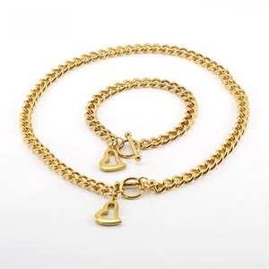 Detail of 18K gold-plated stainless steel chain jewelry set with heart pendant and OT clasp