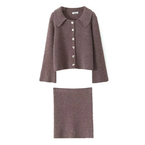 Ensemble vintage en maille avec gilet marron et mini-jupe à taille haute en vue à plat
